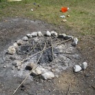 ognjišče, s katerega je nekaj kamnčkov ušlo neznano kam ...