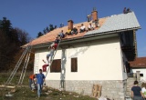 Obnova strehe na skavtskem domu v Kočevskem rogu