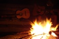 Ogenj, kitara, petje in smeh
