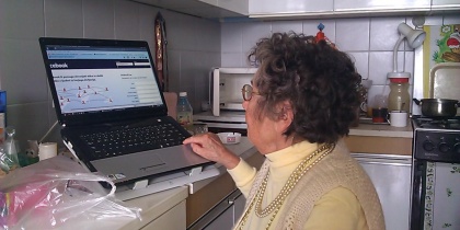 Gospa Nežika pred računalnikom
