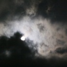 Luna se je prikazala izza oblakov